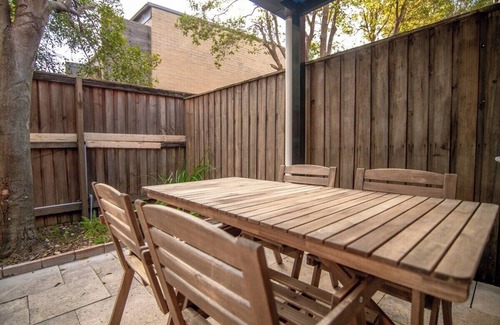 Dundas House | 3bedroom Townhouse at Dundas