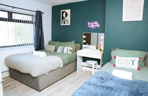 Leeds Apartment | 3bedrooms Stylish Home with Free Parking & Hot Tub