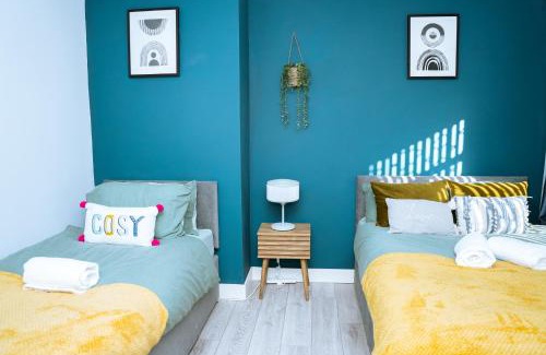 Leeds Apartment | 3bedrooms Stylish Home with Free Parking & Hot Tub