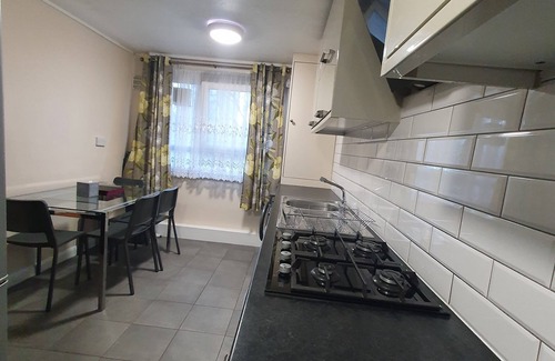 St. Mary's Park Apartment | 3Beds Family Friendly in London with good transport links. Close to Victoria