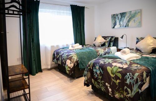 Bramcote House | 3BR,1 bathroom,1 shower,CCTV,Perfect for business trip & Families holiday or working proffesionals-just 5 min from M1,500MB Wi-Fi,Netflix,Fully equiped kitchen,Asda supermarket 5 min walk,Free Secure parking&relaxing garden