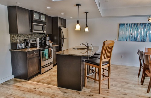 Dead Man's Flats Resort | 3BR, 1250SQFT, NATURE, HOT TUB, KING BEDS, PETS OK