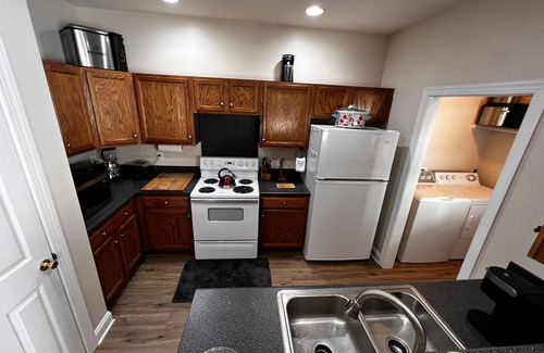 Newell House | 3br-1578ft 2 BR 2.5Bath Gated Corporate Rental, All Inclusive-Quality-Furnished.