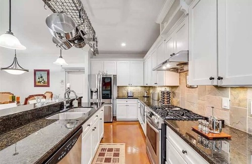 Washington Ave./ Memorial Park Villa | 3BR 2.5 Bath Home with Power, Wifi & Hot Tub