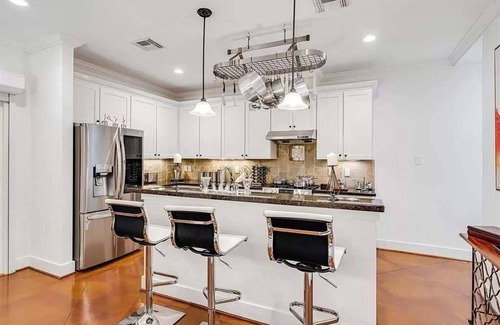 Washington Ave./ Memorial Park Villa | 3BR 2.5 Bath Home with Power, Wifi & Hot Tub