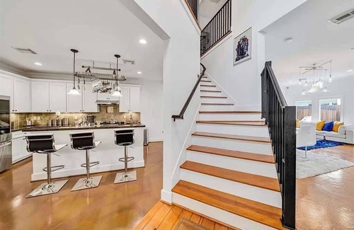 Washington Ave./ Memorial Park Villa | 3BR 2.5 Bath Home with Power, Wifi & Hot Tub