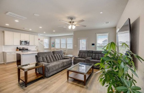 Travis County House | 3BR+2.5 BTH Oasis + Pool: F1 & 10M DT & Airport
