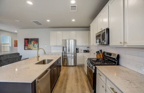 Travis County House | 3BR+2.5 BTH Oasis + Pool: F1 & 10M DT & Airport