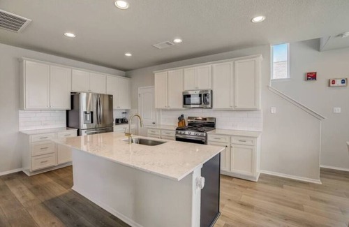 Travis County House | 3BR+2.5 BTH Oasis + Pool: F1 & 10M DT & Airport