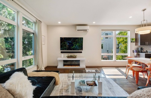Fremont House | 3BR/2.5BA Modern Townhome, City view, Free Parking, EV Charger