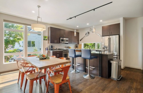 Fremont House | 3BR/2.5BA Modern Townhome, City view, Free Parking, EV Charger