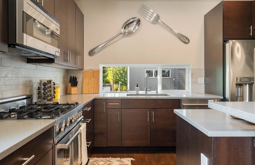 Fremont House | 3BR/2.5BA Modern Townhome, City view, Free Parking, EV Charger