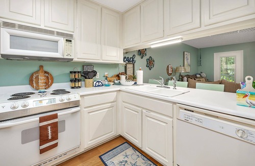 Demere Park House | 3BR/2.5BA Townhouse, Pet friendly, Elevator, Community Pool!