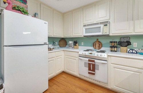Demere Park House | 3BR/2.5BA Townhouse, Pet friendly, Elevator, Community Pool!