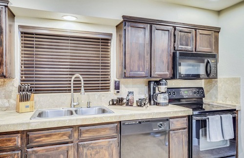 Scottsdale Highlands House | 3BR/2 Bath w/Pool & Hot Tub- Scottsdale Entertainment District