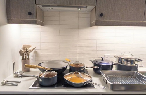 Niagara Condo | 3Br/2B KING BED Herman Miller + Sit Stand WFH Downtown King West Stackt Market