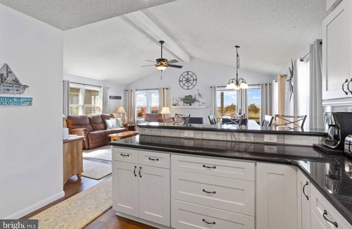 South End Condo | 3BR/2BA 2nd Floor Beach House - 2 Blocks from the Beach!