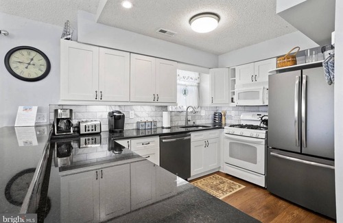 South End Condo | 3BR/2BA 2nd Floor Beach House - 2 Blocks from the Beach!