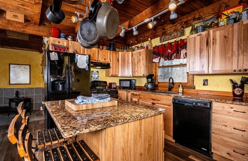 Nashville Cabin | 3BR, 2BA Log Cabin