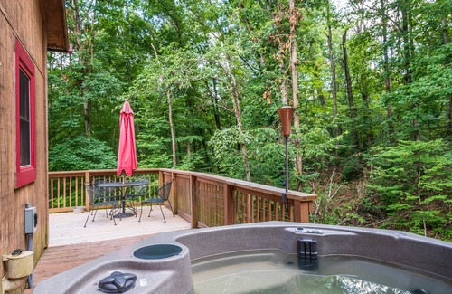 Nashville Cabin | 3BR, 2BA Log Cabin