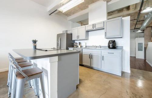 Crossroads Arts District Apartment | 3BR 2BA Luxury Historic Loft With Gym by ENVITAE