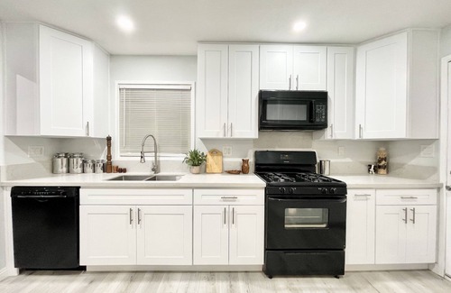 Lancaster House | 3BR/2BA Near the BLVD - Parking, Laundry, Sleep 10