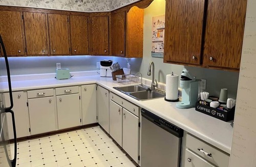 McEwen House | 3BR/2BA Rural Middle TN home w Workspace & View, Sleeps 11