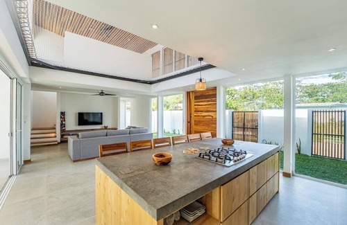 Samara House | 3BR/2Bath Spacious Villa in Town w/Pool & Jacuzzi