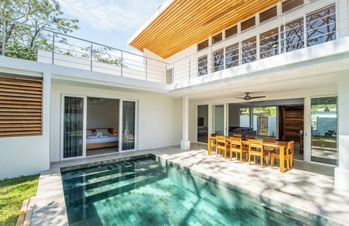 Samara House | 3BR/2Bath Spacious Villa in Town w/Pool & Jacuzzi