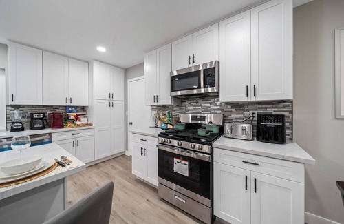 La Presa House | 3BR/2Bth - Home w Garage, Hot Tub, King Bed, Yard