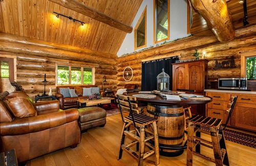 Helmsburg Cabin | 3BR, 3BA log cabin