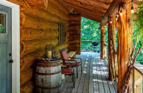 Helmsburg Cabin | 3BR, 3BA log cabin
