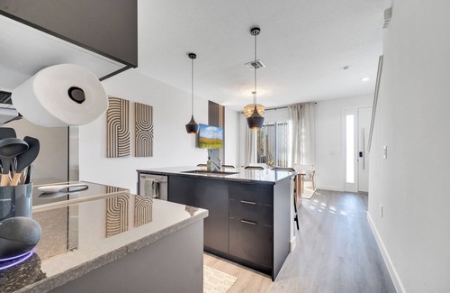 Lindfields House | 3BR 3BA Modern Home closet to Disney No Carpet