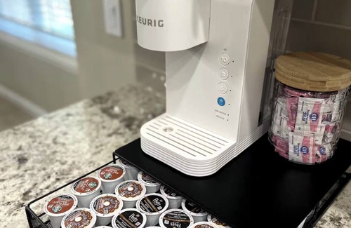 Fresno House | 3BR/3BA, Pool, Daybed, Outdoor BA/Shower & Netflix