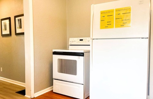 Near Eastside House | 3BR, 5 Beds, Sleeps 7, Large Off-Street Parking