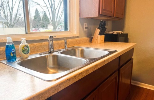 Near Eastside House | 3BR, 5 Beds, Sleeps 7, Large Off-Street Parking