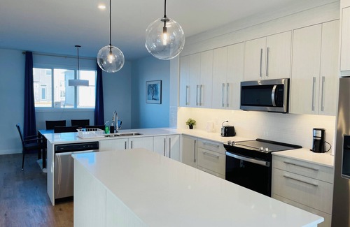 Chestermere House | 3BR,8ppl,KingBeds,HotTub,FREEparking,MountainView