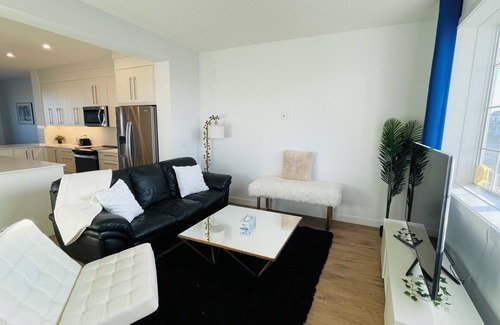 Chestermere House | 3BR,8ppl,KingBeds,HotTub,FREEparking,MountainView