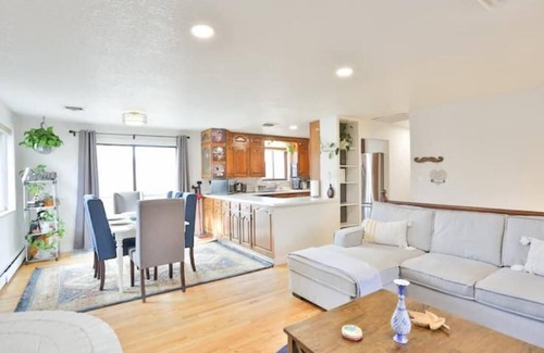 Park East House | 3BR/Ac Units/4min to CU/10min Downtown.