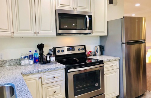 Beverly Green Apartment | 3BR,Apartment,SALE,walktofremont,LVCC,BestLocation,pool,July4th,strip,SALE,