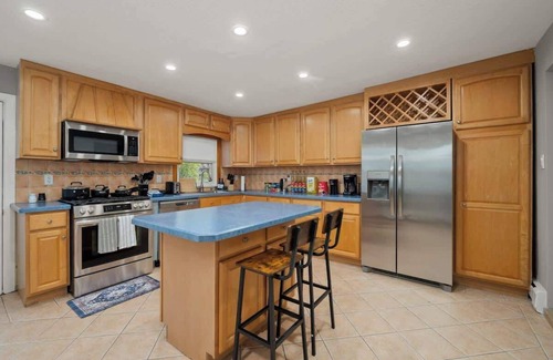 Southeast Yonkers Apartment | 3BR Apt ~ Near Train ~ Balcony ~Yonkers
