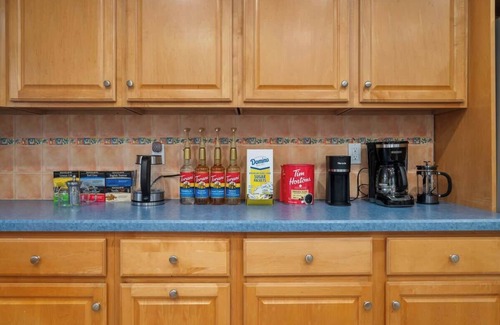 Southeast Yonkers Apartment | 3BR Apt ~ Near Train ~ Balcony ~Yonkers