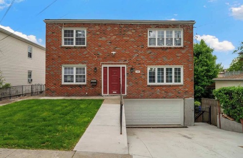 Southeast Yonkers Apartment | 3BR Apt ~ Near Train ~ Balcony ~Yonkers