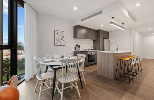 South Brisbane Apartment | 3BR Apt | Urban Stay | Ideal for Families & Groups