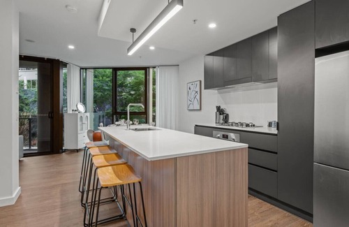South Brisbane Apartment | 3BR Apt | Urban Stay | Ideal for Families & Groups