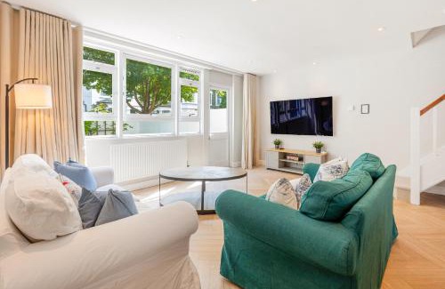 St. Mary's Park Apartment | 3BR Battersea Maisonette with Garden by the Park