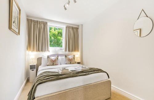 St. Mary's Park Apartment | 3BR Battersea Maisonette with Garden by the Park