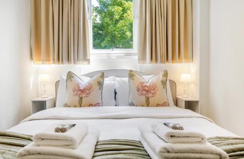 St. Mary's Park Apartment | 3BR Battersea Maisonette with Garden by the Park