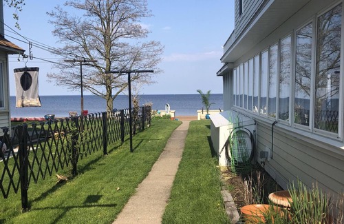 Sylvan Beach House | 3BR Beachfront Getaway – Behind Owner’s Home