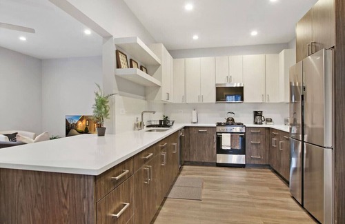 West Lakeview Apartment | 3BR Beautifully Designed Apt close to Shops